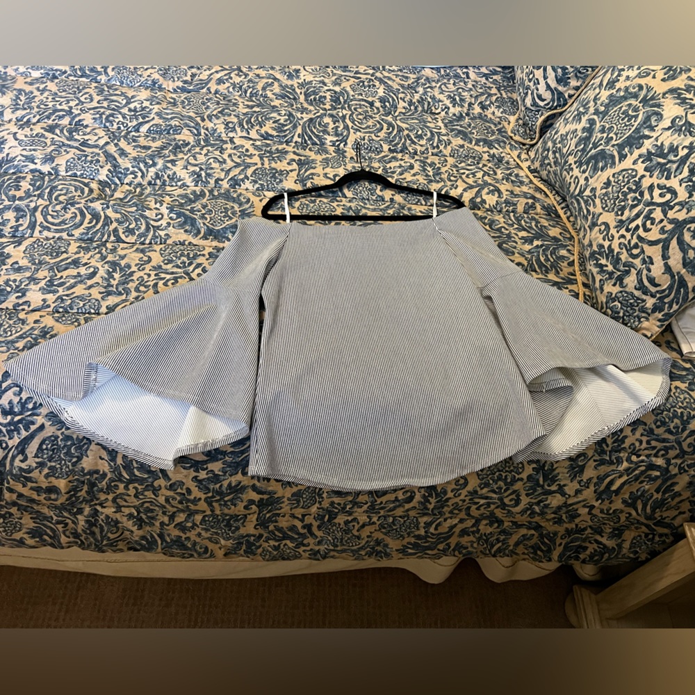 Fifteen twenty off the shoulder bell sleeve top size: L
